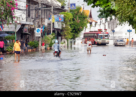 Personnes pataugeant dans l'eau d'inondation en centre-ville de Bangkok, Thaïlande Banque D'Images