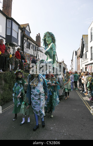 L'annuel excentrique Jack dans le cortège festival vert tenue le jour, autour de la vieille ville de Hastings, East Sussex, Angleterre Banque D'Images