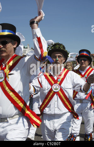 L'annuel excentrique Jack dans le cortège festival vert tenue le jour, autour de la vieille ville de Hastings, East Sussex, Angleterre Banque D'Images