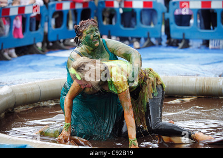 L'Assemblée mondiale de la sauce Wrestling Championships, qui a eu lieu en août à Rose 'n' Bowl pub dans Stacksteads, Lancashire, Angleterre Banque D'Images