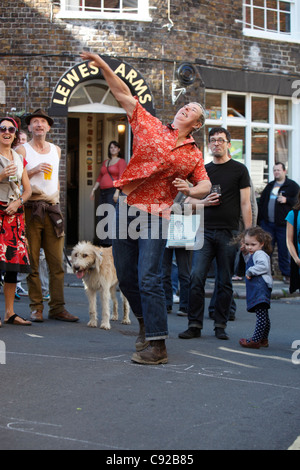 Le monde annuel excentrique jeter Pois Championnats, tenue à la maison publique Armes Lewes, dans la région de Lewes, East Sussex, Angleterre Banque D'Images