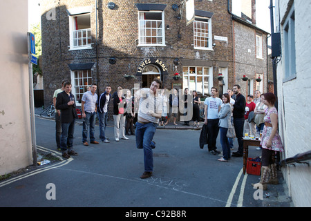 Le monde annuel excentrique jeter Pois Championnats, tenue à la maison publique Armes Lewes, dans la région de Lewes, East Sussex, Angleterre Banque D'Images