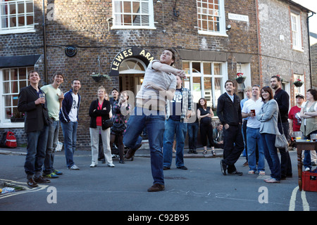 Le monde annuel excentrique jeter Pois Championnats, tenue à la maison publique Armes Lewes, dans la région de Lewes, East Sussex, Angleterre Banque D'Images