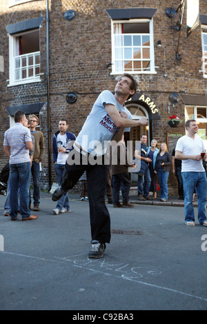 Le monde annuel excentrique jeter Pois Championnats, tenue à la maison publique Armes Lewes, dans la région de Lewes, East Sussex, Angleterre Banque D'Images