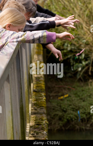 Le monde annuel original Pooh Sticks Championnats, tenue à jours Lock, Dorchester, arrière en Abingdon Oxfordshire, Angleterre Banque D'Images