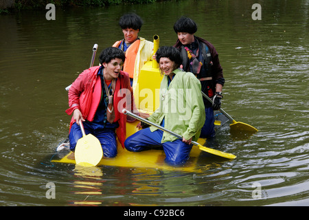 La course annuelle excentrique Crafty Craft, tenue sur le Kennet and Avon Canal entre Hungerford et Newbury, Berkshire, Angleterre Banque D'Images