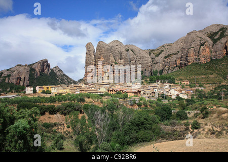 Espagne, Aragon, Province de Huesca, Aguero, vue sur le village et ses environs rock formations Banque D'Images