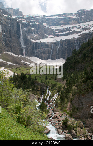 Vue vers le Cirque de Gavarnie Gavarnie et la rivière. Parc National des Pyrénées. Banque D'Images