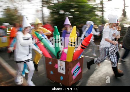 La course annuelle excentrique Anseremme la PRAM, tenue le lendemain à Anseremme, Surrey, Angleterre Banque D'Images