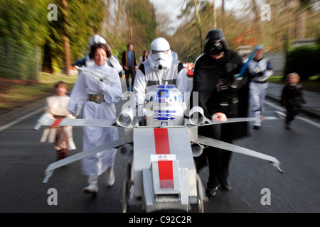 La course annuelle excentrique Anseremme la PRAM, tenue le lendemain à Anseremme, Surrey, Angleterre Banque D'Images