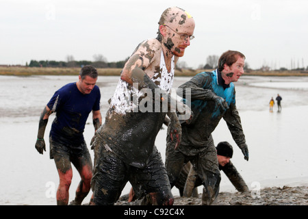 Le "fou" annuel excentrique Maldon Mud Race, a tenu une journée autour de nouvelle année selon les marées, à Maldon, Essex, Angleterre Banque D'Images