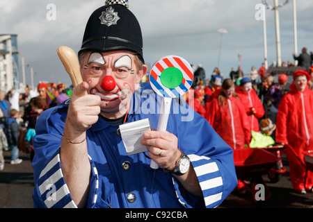 Le Clown Parade annuelle excentrique, organisé lors de la convention annuelle de clowns qui a eu lieu en mars à Butlins Bognor Regis, England en Banque D'Images