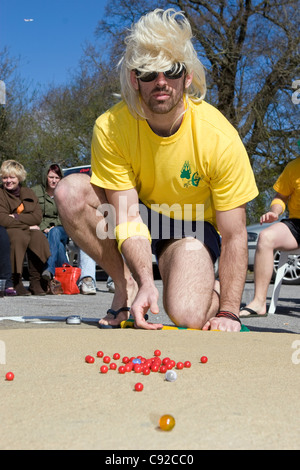 Les Championnats du monde annuels Marbles, tenue le vendredi saint au Greyhound pub à Tinsley Green, Crawley, West Sussex, Angleterre Banque D'Images