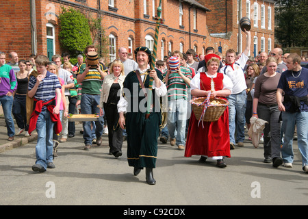 L'assemblée annuelle des coups de bouteille et Hare Scramble Pie, tenue le lundi de Pâques à Hallaton, Leicestershire, Angleterre. Banque D'Images