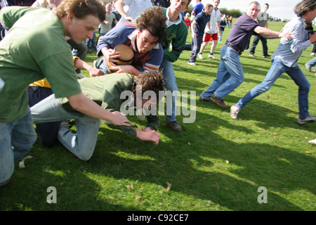 L'assemblée annuelle des coups de bouteille et Hare Scramble Pie, tenue le lundi de Pâques à Hallaton, Leicestershire, Angleterre. Banque D'Images