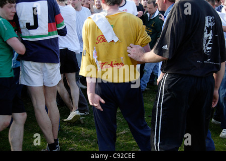 L'assemblée annuelle des coups de bouteille et Hare Scramble Pie, tenue le lundi de Pâques à Hallaton, Leicestershire, Angleterre. Banque D'Images