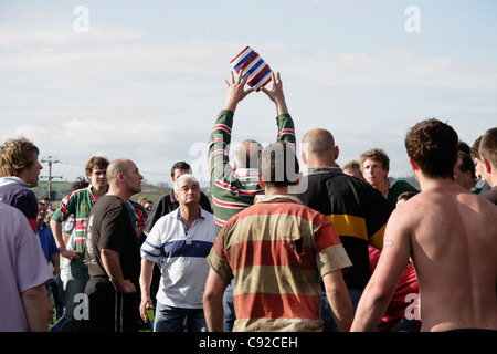 L'assemblée annuelle des coups de bouteille et Hare Scramble Pie, tenue le lundi de Pâques à Hallaton, Leicestershire, Angleterre. Banque D'Images