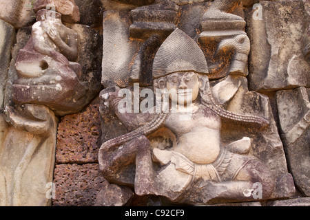 Bas-relief en pierre sculptée de 'masculin' evata "sur le mur de la "Terrasse des éléphants" dans le complexe d'Angkor Thom (Khmer Banque D'Images