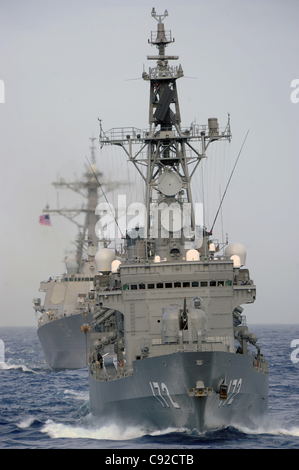 Océan Pacifique (nov. 4, 2011) JS Shimakaze (DDG 172) voiles en formation avec la Marine des États-Unis et le Japon d'autodéfense maritime Les navires de la Force au cours de l'exercice annuel 2011. L'exercice annuel est un ..bi-latérale-champ d'entraînement conçu pour la pratique et évaluer les procédures de coordination et d'interopérabilité Banque D'Images