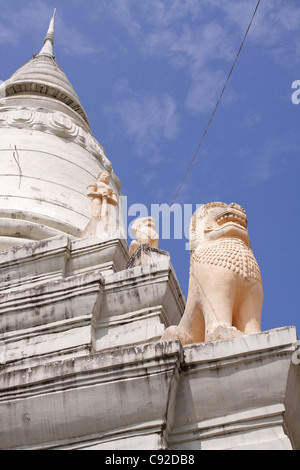 Gardien des lions chinois debout sur Wat Phnom, le temple principal et l'homonyme de Phnom Penh. Banque D'Images