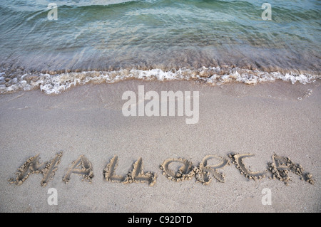 Mallorca écrit dans le sable à la plage Banque D'Images
