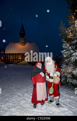 Ebeltoft est un des centres touristiques de Danemark et la Radhus dans la place principale est éclairé la nuit. Il y a un Noël Banque D'Images