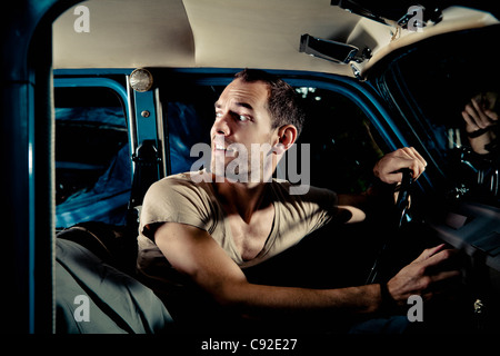 Homme conduisant la nuit voiture Banque D'Images