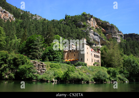 Le Château de la Caze est un château du xve siècle qui se trouve au bord du Tarn dans les Gorges du Tarn. Banque D'Images