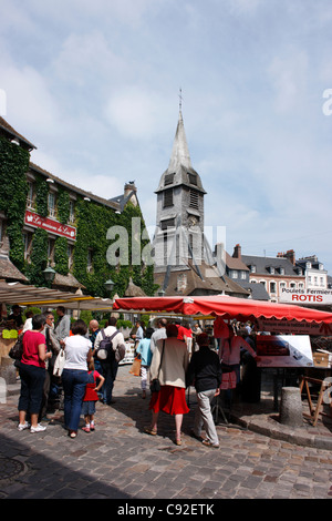 L'église Sainte-Catherine à Honfleur, qui abrite son propre marché, est la plus grande église en bois en France. Banque D'Images