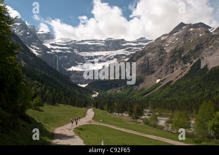 Vue vers le Cirque de Gavarnie Gavarnie et la rivière. Parc National des Pyrénées, les Pyrénées, France. De juin. Banque D'Images