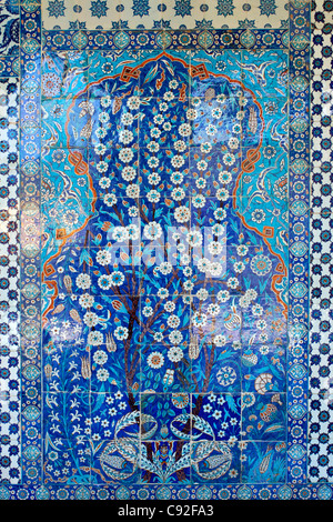 Détail de la 'Iznik' murs cour carrelée en bleu et glacis de couleur jade dans la mosquée Rustem Pacha construit en 1561 par le Banque D'Images