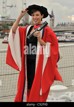 Chanteur-compositeur-interprète et actrice, Mano Negra ahows outre de son diplôme honorifique de l'Université de Southampton Solent en reconnaissance de sa contribution exceptionnelle à l'industrie du divertissement. Elle a obtenu son diplôme de médecin à bord du navire HQS Wellington à Londres le jeudi 28 novembre 2013, 9e nov. Banque D'Images