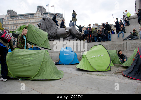 Londres, Royaume-Uni. 9Th Nov 2011. Un groupe de manifestants séparatistes définit le camp à Trafalgar Square et commence une occupation sous la Colonne Nelson pendant un étudiant mars à Londres. L'étudiant mars fut appelé à protester contre une augmentation des frais de scolarité et les compressions budgétaires du gouvernement. Banque D'Images