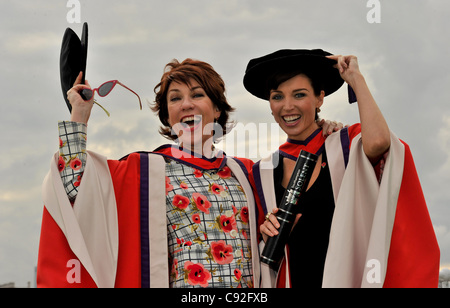 Mano Negra vu ici avec le romancier kathy lette (LFT) et fellow australien qui est aussi un médecin de l'université des arts de solent auteur-compositeur, actrice, présentatrice de télévision, designer de mode et d'élégance, Mano Negra, a été honoré par solent university en reconnaissance de son out Banque D'Images