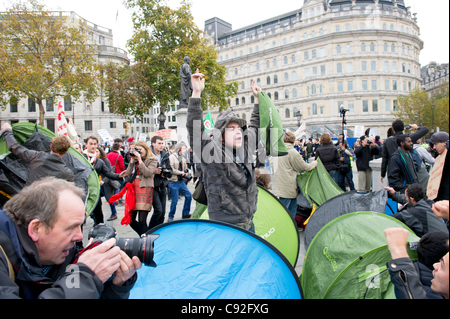 Londres, Royaume-Uni. 9Th Nov 2011. Un groupe de manifestants séparatistes définit le camp à Trafalgar Square et commence une occupation sous la Colonne Nelson pendant un étudiant mars à Londres. L'étudiant mars fut appelé à protester contre une augmentation des frais de scolarité et les compressions budgétaires du gouvernement. Banque D'Images