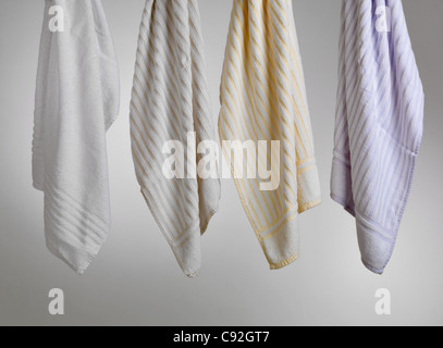 Violet et blanc à rayures jaune serviette propre et sec sur fond gris Banque D'Images