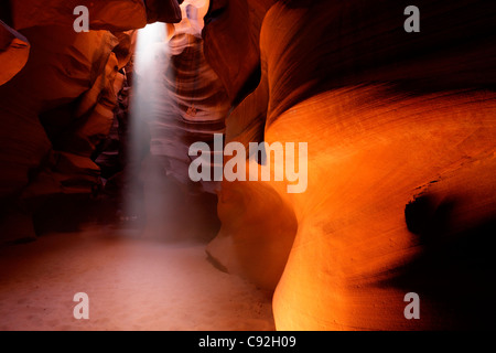 Un rayon de soleil dans la région de sandstone canyon fente, Upper Antelope Canyon, Arizona Banque D'Images