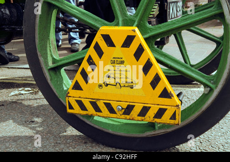Collier voiture jaune sur l'antidémarrage roues à rayons d'une machine à vapeur Banque D'Images