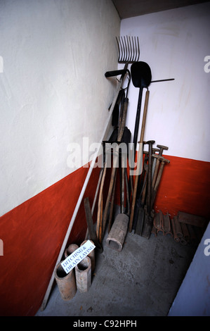 La pagaille village victorien à Newent, Gloucestershire - un musée d'objets victoriens UK 2009 - fossés et outils de pose de vidange. Banque D'Images