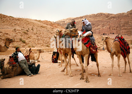 Les hommes bédouins avec leurs chameaux, Petra, Jordanie. Banque D'Images