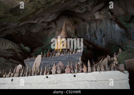 Grottes de Pak Ou sainte le long de la rivière Mékong, Laos Banque D'Images