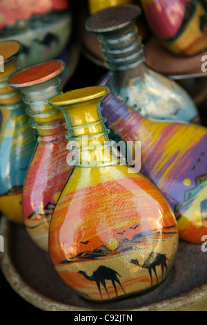 Souvenir des bouteilles remplies de sable, Aqaba, Jordanie. Banque D'Images