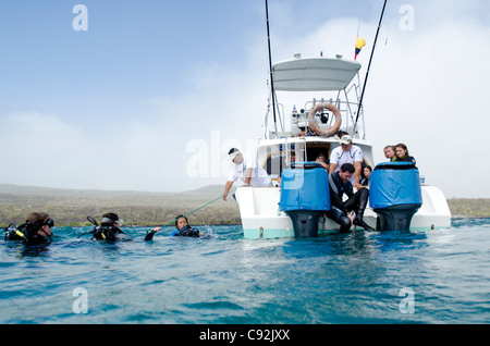 Les amateurs de plongée sous-marine dans l'océan Pacifique, l'île de San Cristobal, îles Galapagos, Equateur Banque D'Images