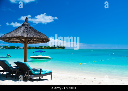 Détente sur la plage de Grand Baie sur l'île paradisiaque de l'Ile Maurice Banque D'Images