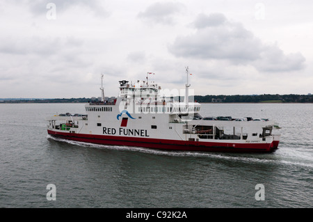 L'exploité Red Funnel ferries de l'île de Wight. Banque D'Images