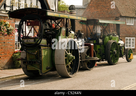 Rouleaux de traction à vapeur garé à l'extérieur de la pub dans la grotte de Merlin village Buckinghamshire UK Bucks Banque D'Images
