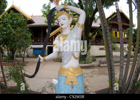 Statue de Phra Mae Thorani, déesse de la Terre, protecteur de Bouddha, Wat si Muang, Vientiane,Lao, Asie Banque D'Images