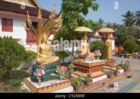 Statues de Bouddha au Wat Mai Suwannaphumaham, Luang Prabang, Laos. Banque D'Images