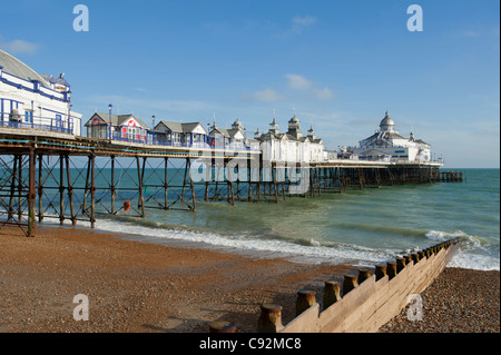 La jetée et la plage à Eastbourne sur la côte sud de l'East Sussex, Angleterre, Royaume-Uni. Banque D'Images