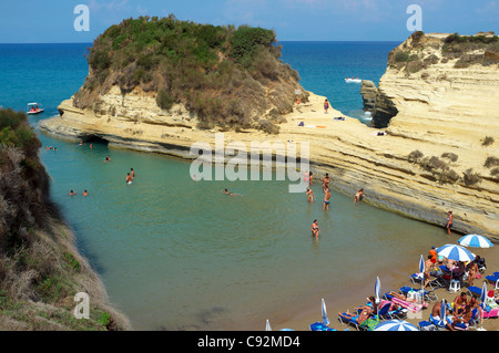 Canal D'Amour Cove, près de Peroulades Sidari, Corfou, Grèce montrant les falaises et la formation. Banque D'Images